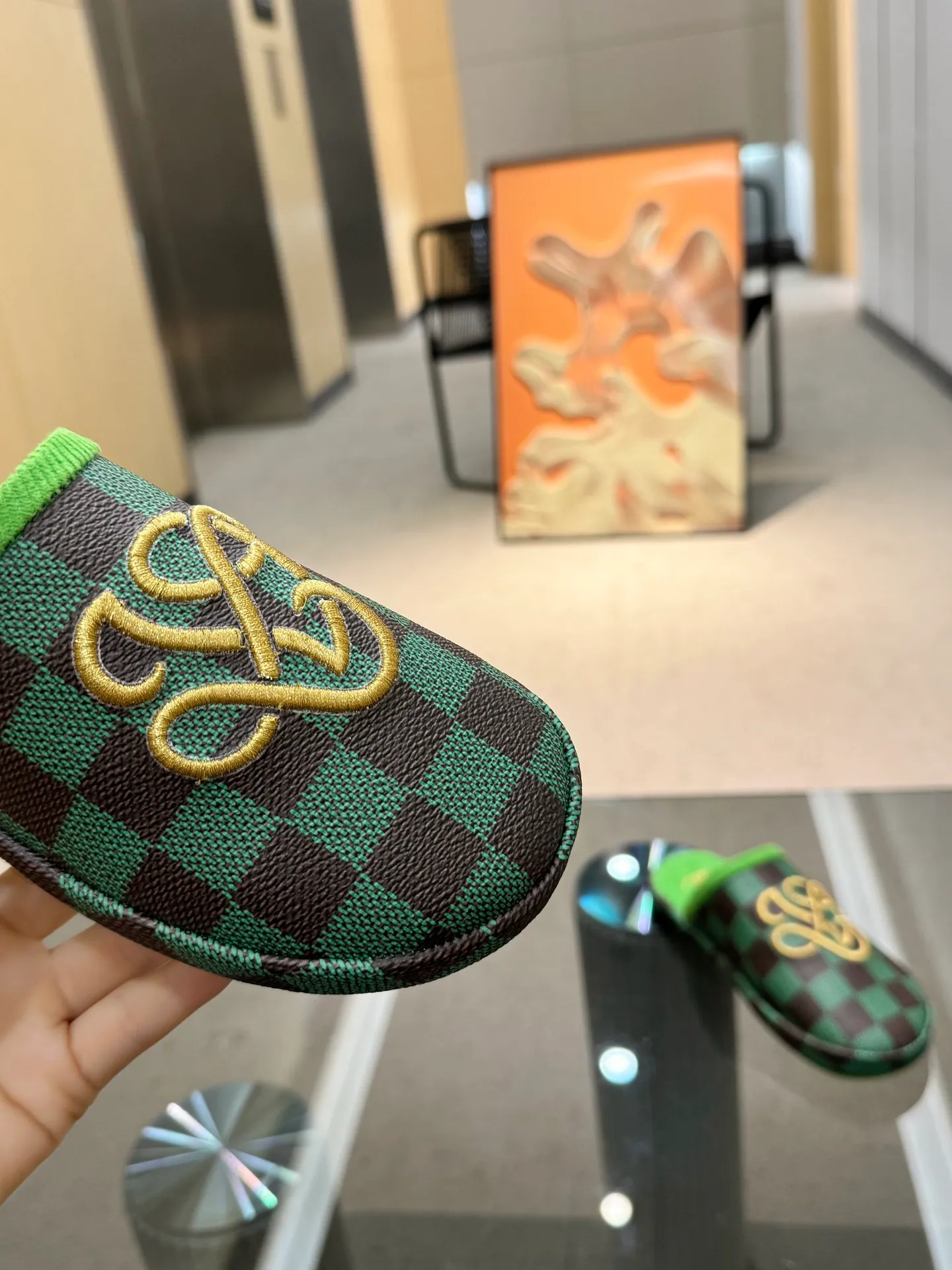 👟👟Ex-factory price 320👟👟 The 2024 couple’s counter features the latest hard goods of LV and Loewe co-branded slippers🆕 ✿Purchase level! Full of high-end feel! A popular model among bloggers at home and abroad, it’s retro and fashionable and looks amazing on your feet! Official website main recommendation code number 35-46